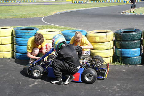 Et absolut utilsigtet pitstop under heat, Michelle & Jacob bøvler med et løst speeder kabel.